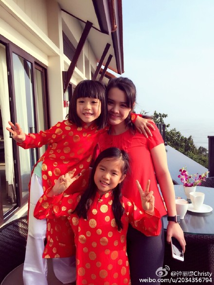 Sao nữ Thiên Long Bát Bộ rủ bạn trai kém 12 tuổi cùng các con về Việt Nam ăn Tết - Ảnh 5.