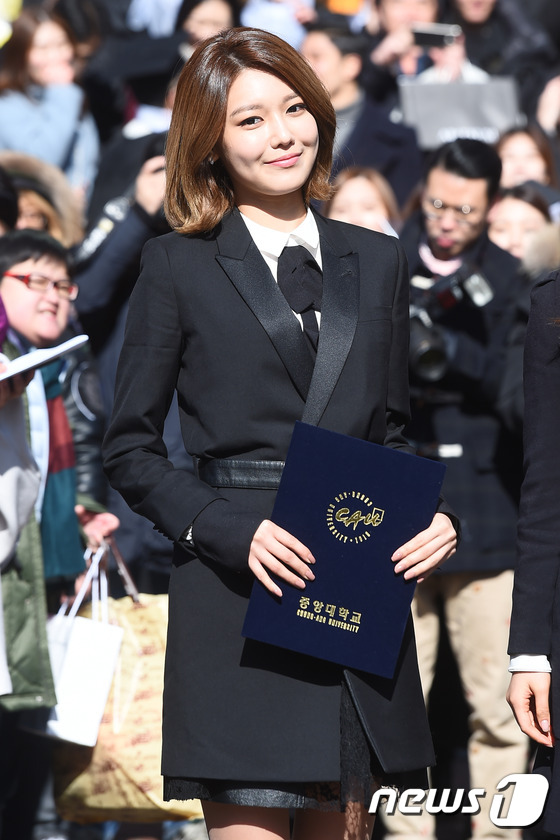 Sooyoung, Yuri (SNSD) và Park Shin Hye khoe chân nuột nà, đọ sắc trong lễ tốt nghiệp đại học - Ảnh 3.