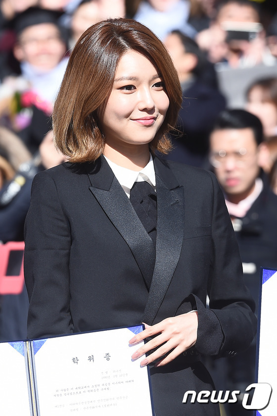 Sooyoung, Yuri (SNSD) và Park Shin Hye khoe chân nuột nà, đọ sắc trong lễ tốt nghiệp đại học - Ảnh 2.