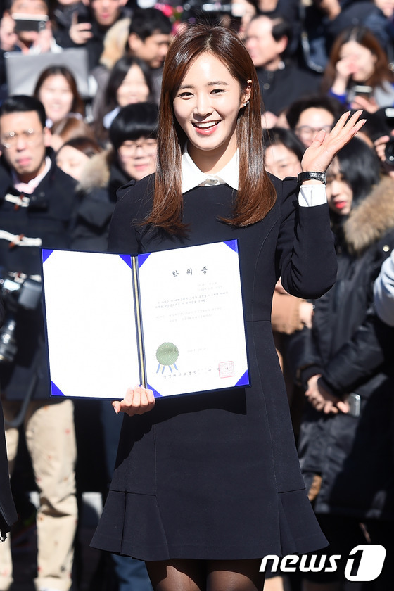 Sooyoung, Yuri (SNSD) và Park Shin Hye khoe chân nuột nà, đọ sắc trong lễ tốt nghiệp đại học - Ảnh 6.