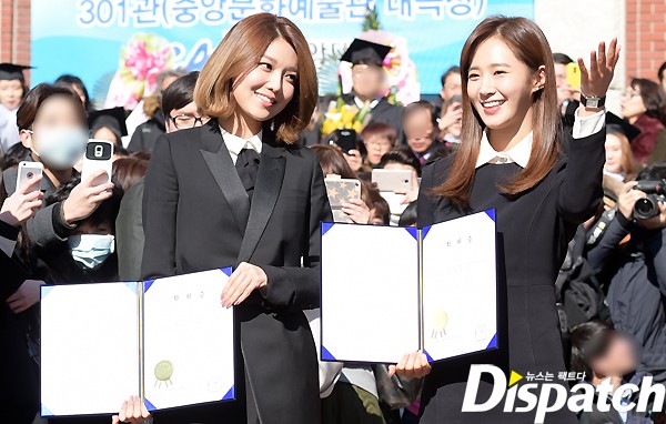 Sooyoung, Yuri (SNSD) và Park Shin Hye khoe chân nuột nà, đọ sắc trong lễ tốt nghiệp đại học - Ảnh 9.