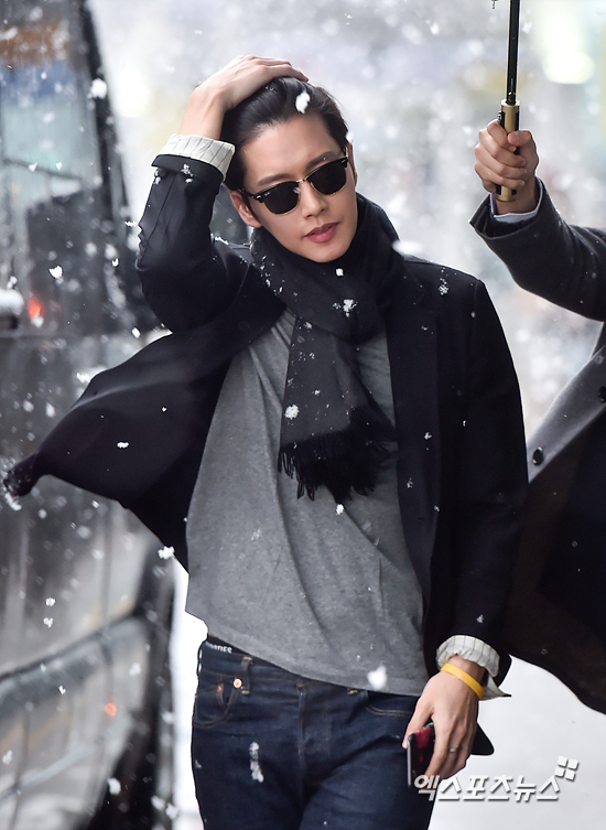 Tiền bối Yoo Jung Park Hae Jin lãng tử dưới trời tuyết như soái ca ngôn tình - Ảnh 3.