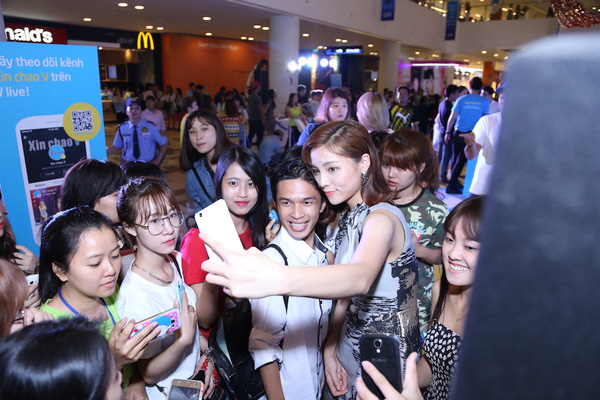 Hoa hậu Kỳ Duyên, Trương Quỳnh Anh hào hứng selfie cùng fan - Ảnh 5.