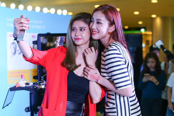 Hoa hậu Kỳ Duyên, Trương Quỳnh Anh hào hứng selfie cùng fan - Ảnh 11.