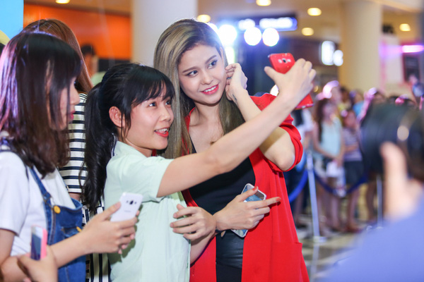 Hoa hậu Kỳ Duyên, Trương Quỳnh Anh hào hứng selfie cùng fan - Ảnh 12.