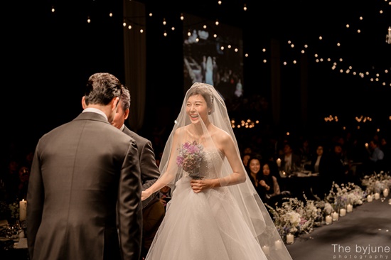 Ngắm loạt ảnh cô dâu Kim Ha Neul đẹp lung linh trong ngày cưới - Ảnh 2.