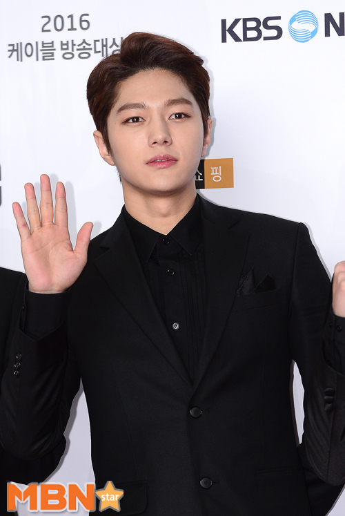 Park Hae Jin đẹp như hoàng tử, tân binh nhóm TWICE khoe vòng eo gợi cảm trên thảm đỏ - Ảnh 13.