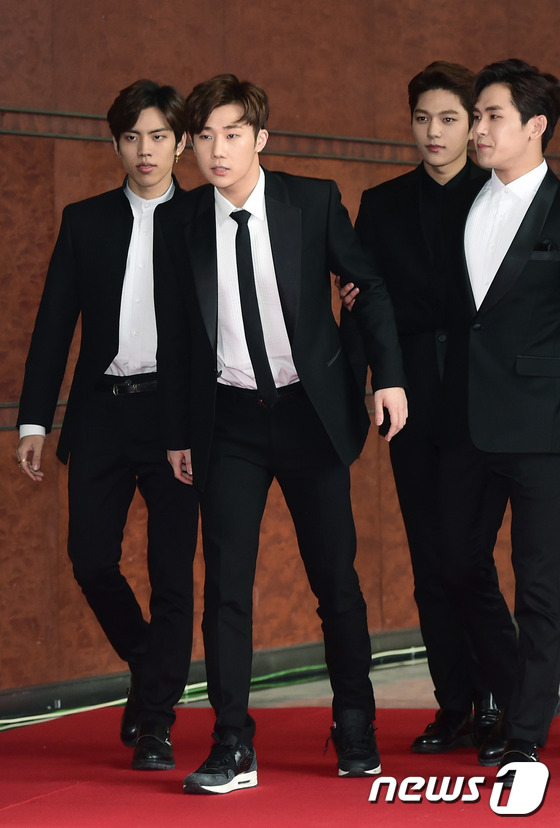 Park Hae Jin đẹp như hoàng tử, tân binh nhóm TWICE khoe vòng eo gợi cảm trên thảm đỏ - Ảnh 14.