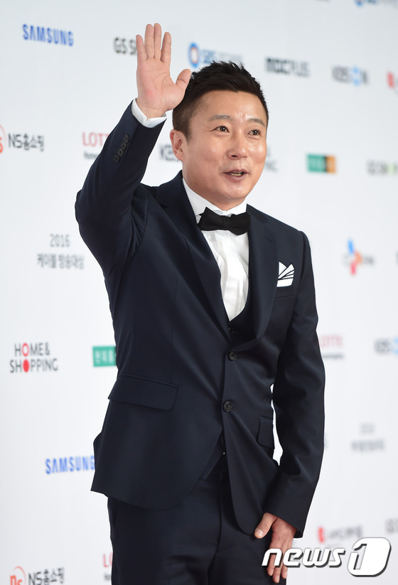 Park Hae Jin đẹp như hoàng tử, tân binh nhóm TWICE khoe vòng eo gợi cảm trên thảm đỏ - Ảnh 17.
