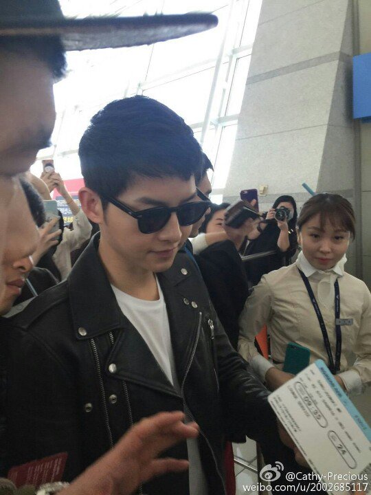 Song Joong Ki bị fan vây kín, sánh đôi bên Song Hye Kyo tại sân bay - Ảnh 2.