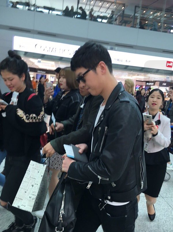 Song Joong Ki bị fan vây kín, sánh đôi bên Song Hye Kyo tại sân bay - Ảnh 7.