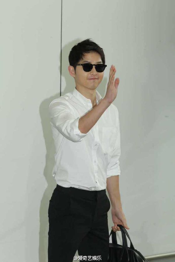 Song Joong Ki chuẩn soái ca sơ mi trắng nhưng lộ chiều cao khiêm tốn tại sân bay - Ảnh 7.