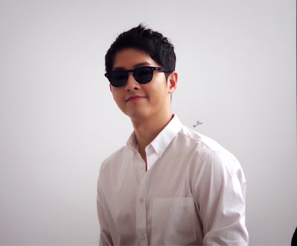 Song Joong Ki chuẩn soái ca sơ mi trắng nhưng lộ chiều cao khiêm tốn tại sân bay - Ảnh 11.