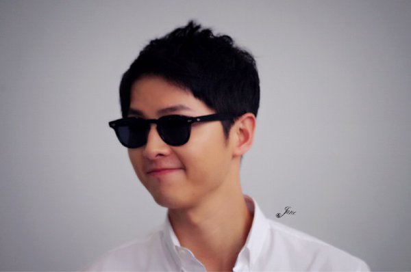 Song Joong Ki chuẩn soái ca sơ mi trắng nhưng lộ chiều cao khiêm tốn tại sân bay - Ảnh 12.