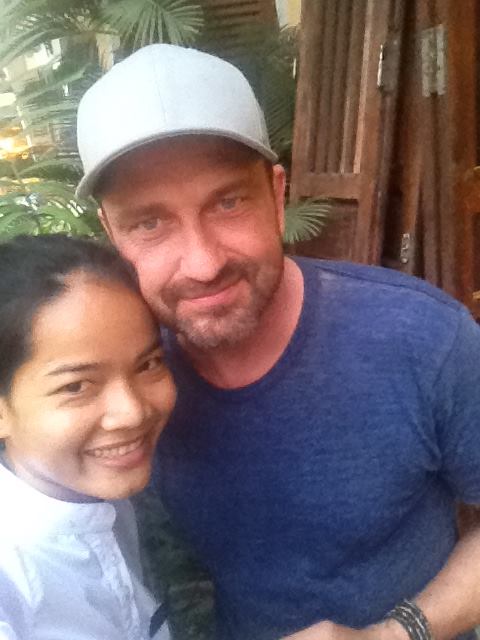 Vừa đặt chân đến Việt Nam, tài tử phim 300 Gerard Butler đã bị mất ví - Ảnh 1.