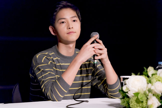 Song Joong Ki gián tiếp phủ nhận tin đồn hẹn hò: Song Hye Kyo đã là một tiền bối lớn mà tôi không thể với - Ảnh 4.