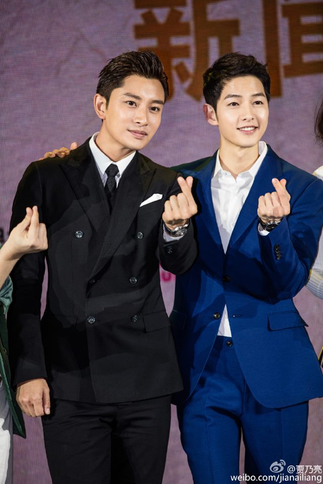 Đại &uacute;y Song Joong Ki cực điển trai, cười hết cỡ khi hội ngộ &ldquo;Nam thần kinh&rdquo; Giả N&atilde;i Lượng - Ảnh 2.