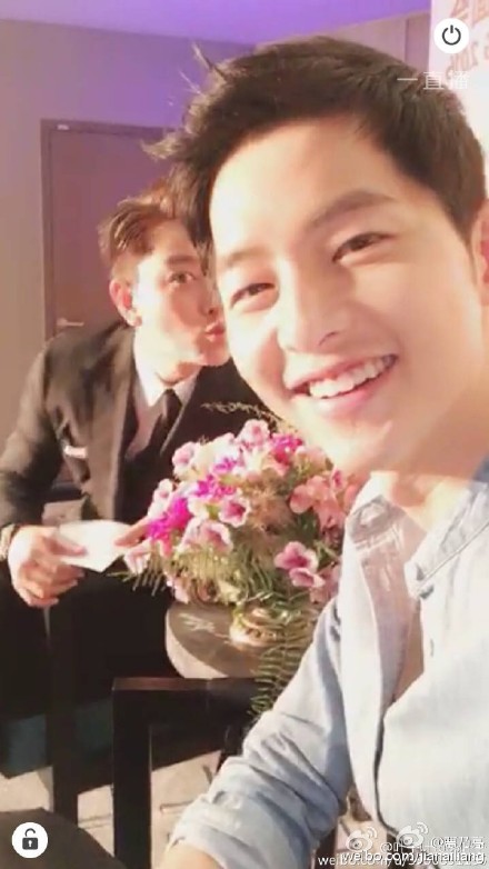 Đại úy Song Joong Ki cực điển trai, cười hết cỡ khi hội ngộ “Nam thần kinh” Giả Nãi Lượng - Ảnh 7.