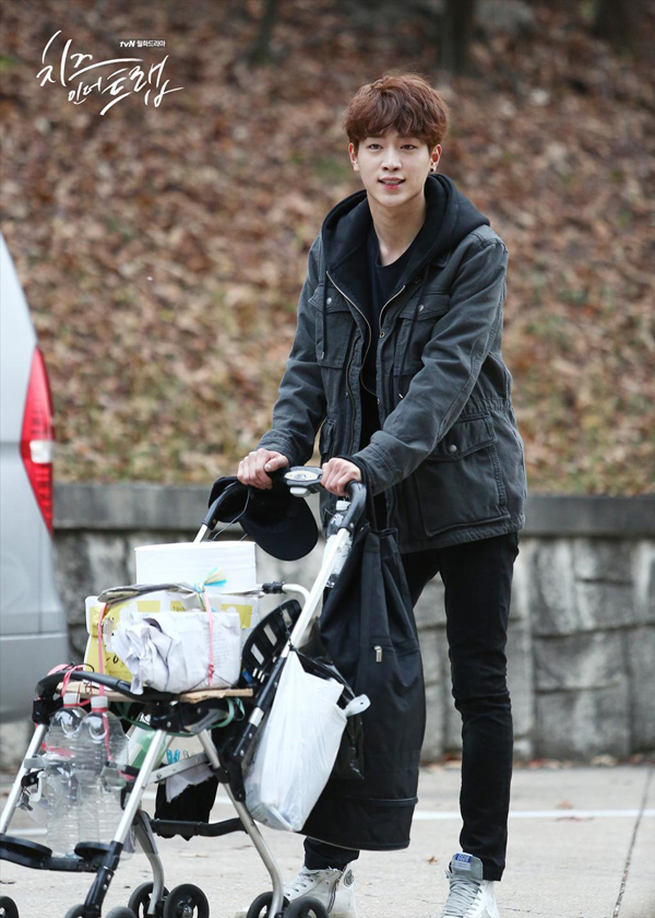 Học cách phối đồ đến trường siêu yêu từ Cheese In The Trap - Ảnh 11.