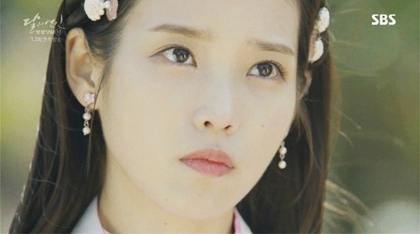 IU & Kim Yoo Jung bị sỉ vả chỉ vì trang điểm hiện đại khi đóng phim cổ trang - Ảnh 2.