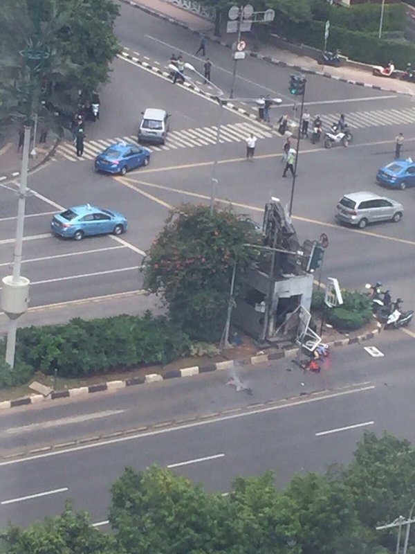 Nóng: Đánh bom, đấu súng dữ dội giữa trung tâm thủ đô Indonesia, 7 người chết - Ảnh 9.