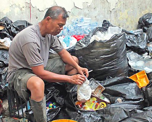 Ban ngày làm cảnh sát, tối về nhặt rác: Câu chuyện về người đàn ông đặc biệt ở Indonesia - Ảnh 4.