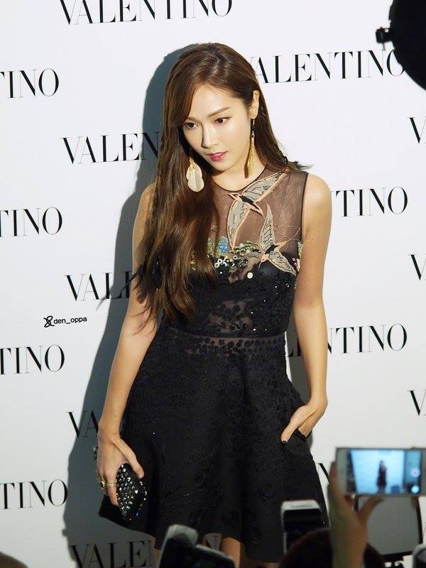 Jessica rạng ngời, đọ sắc bên Xa Thi Mạn tại sự kiện của Valentino - Ảnh 3.