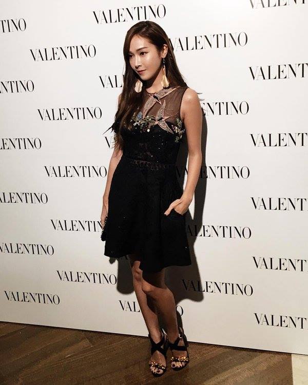 Jessica rạng ngời, đọ sắc bên Xa Thi Mạn tại sự kiện của Valentino - Ảnh 1.