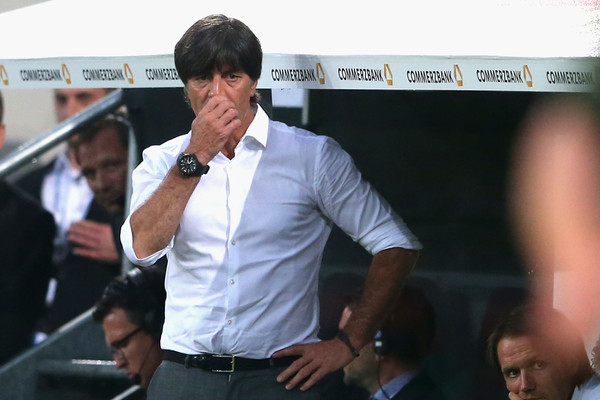 Giáo sư tâm lý giải thích về hành động kỳ quặc của thánh ngửi Joachim Low - Ảnh 2.