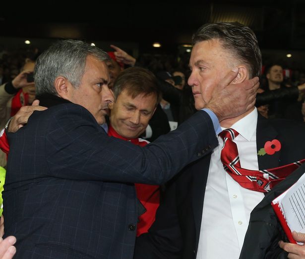 MU thua 3 trận liên tiếp, Mourinho đổ lỗi cho… Van Gaal - Ảnh 2.