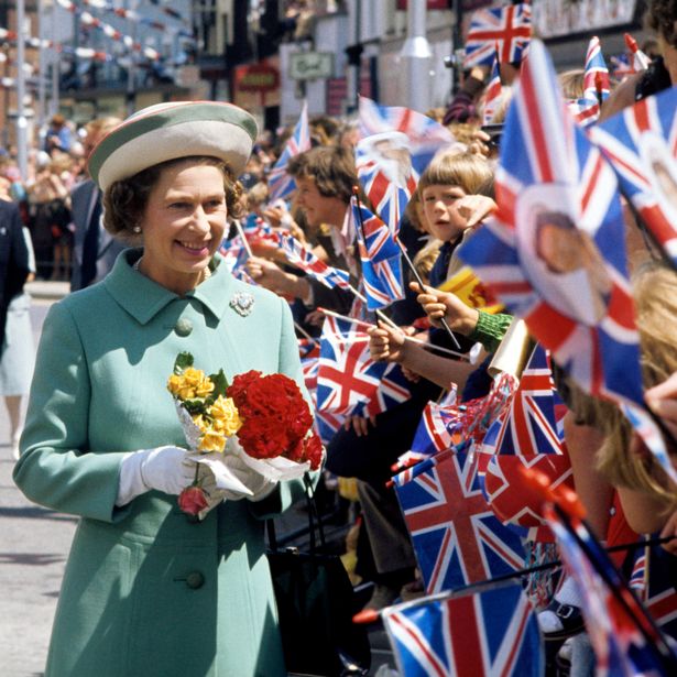 Những dấu ấn cuộc đời nữ hoàng Elizabeth II qua gần một thế kỷ - Ảnh 18.