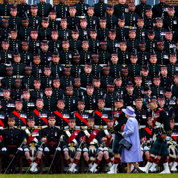 Những dấu ấn cuộc đời nữ hoàng Elizabeth II qua gần một thế kỷ - Ảnh 29.