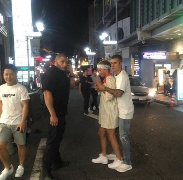 Justin Bieber bị bắt gặp ôm ấp, đụng chạm vòng 3 bạn gái tin đồn - Ảnh 2.