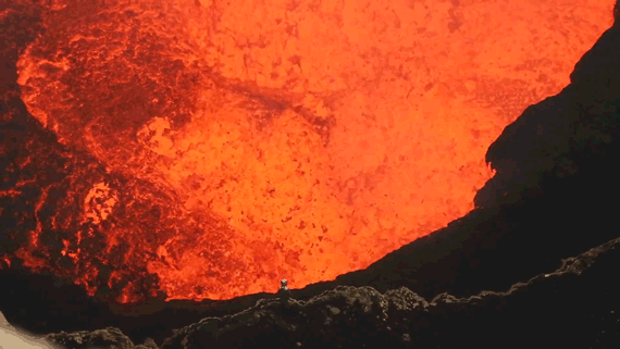 Video: Giỡn mặt tử thần, tiếp cận miệng núi lửa đang phun trào để chụp ảnh tự sướng - Ảnh 3.