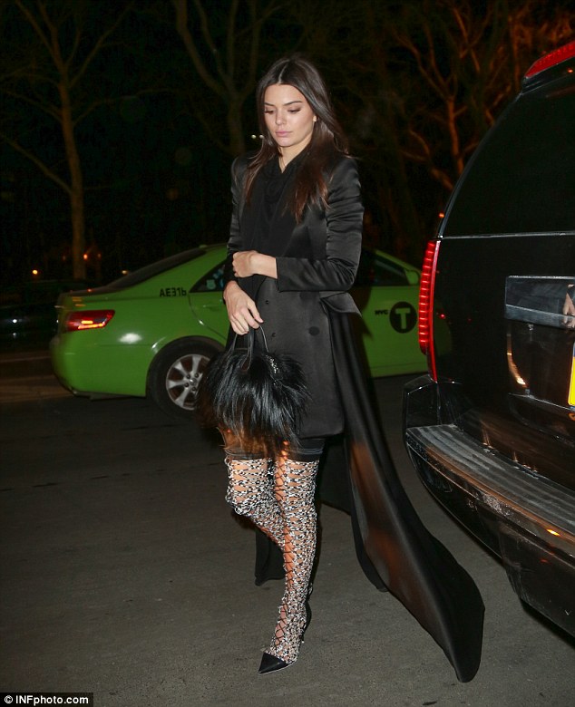 Kendall Jenner phát khổ phát sở trên thảm đỏ vì đôi boots bó giò cao tít - Ảnh 11.