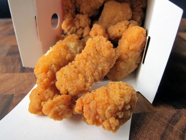 Chicken Nugget - Món gà thần thánh của các hãng fastfood được sản xuất hàng loạt như thế nào? - Ảnh 1.