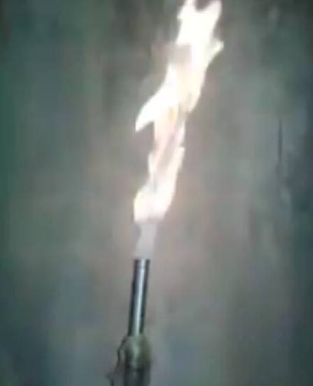 Xác minh khí lạ dễ bén lửa khiến người dân Nghệ An hoang mang - Ảnh 1.