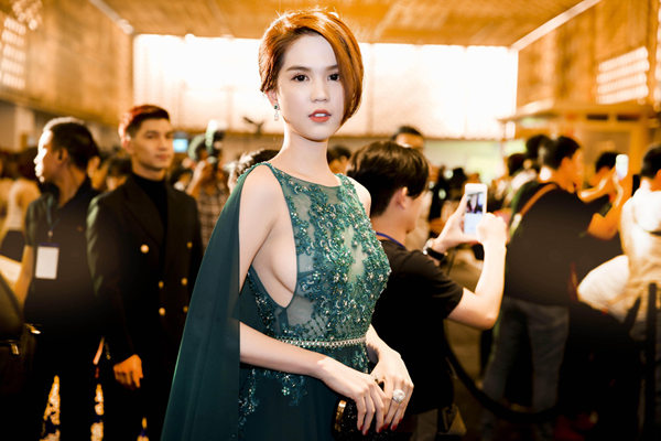Cẩm nang về chiêu trò khoe vòng 1 của các người đẹp Vbiz - Ảnh 21. Cẩm nang về chiêu trò khoe vòng 1 của các người đẹp Vbiz - Ảnh 21.