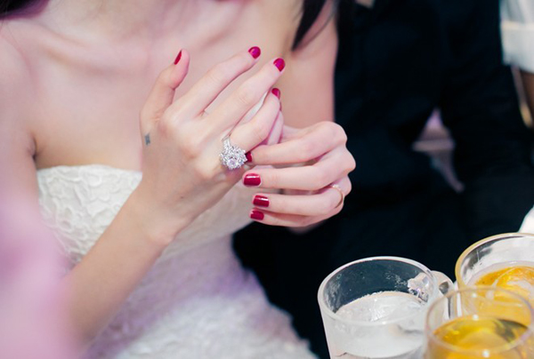 Người đẹp yêu đại gia Việt, ai có trang sức kim cương khủng hơn? - Ảnh 11. Người đẹp yêu đại gia Việt, ai có trang sức kim cương khủng hơn? - Ảnh 11.