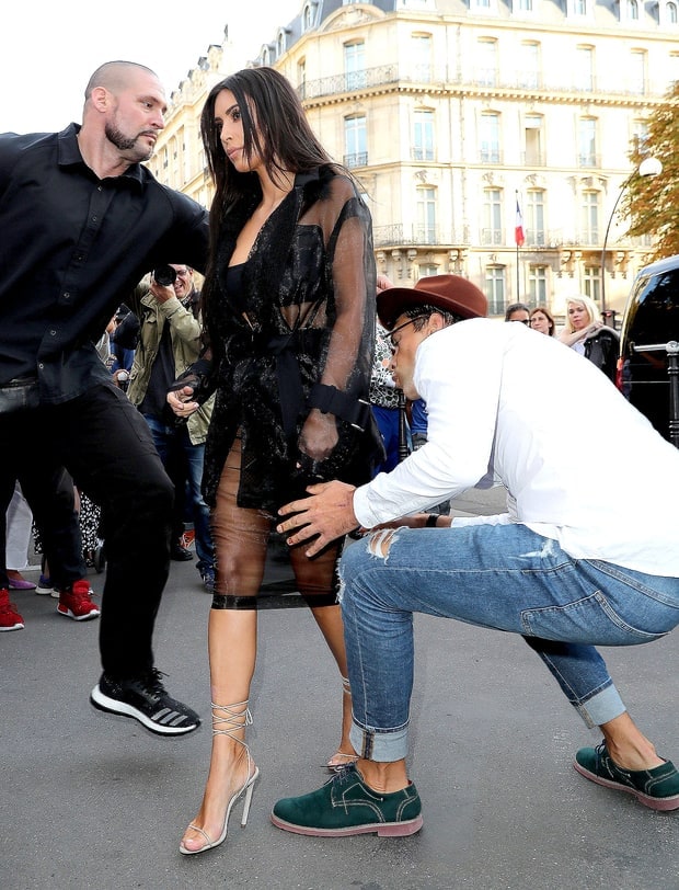Vừa sàm sỡ Gigi Hadid, nhà báo biến thái lại xông vào hôn vòng 3 Kim Kardashian - Ảnh 1.