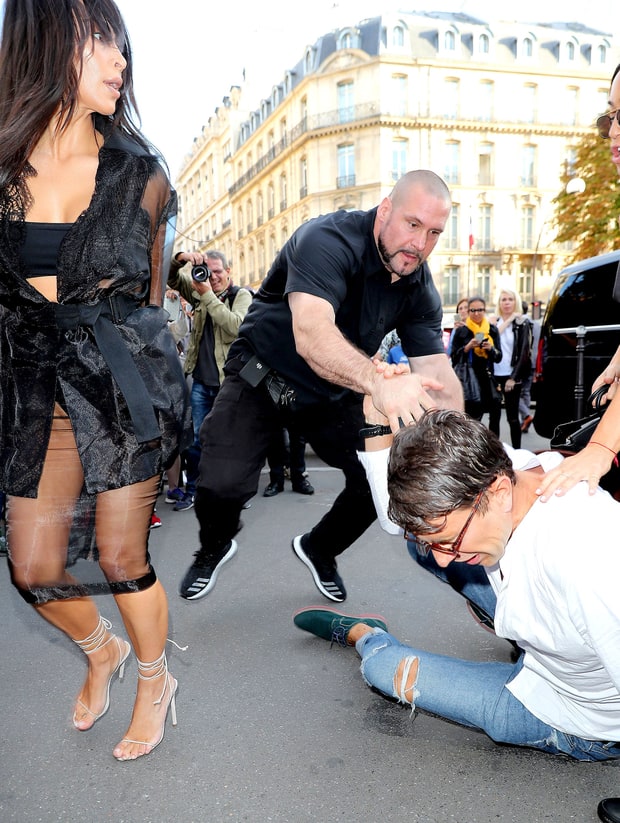 Vừa sàm sỡ Gigi Hadid, nhà báo biến thái lại xông vào hôn vòng 3 Kim Kardashian - Ảnh 2.
