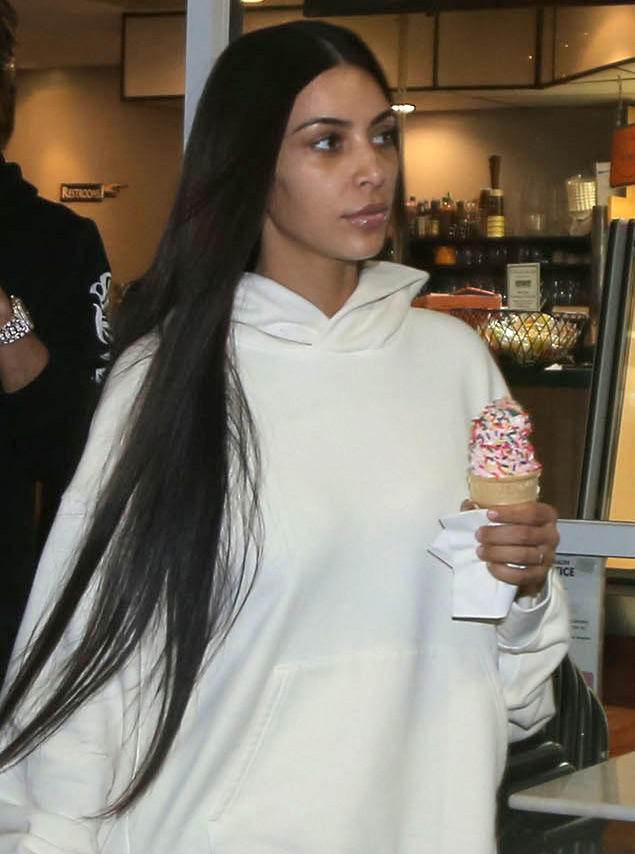 Kim Kardashian để mặt mộc nhợt nhạt, lộ vẻ hốc hác sau vụ cướp - Ảnh 5.