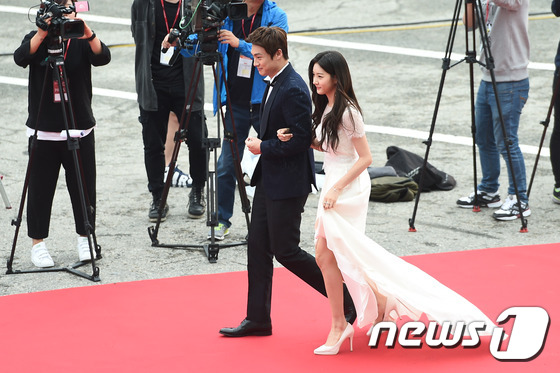 Thảm đỏ Oscar Hàn Quốc: Mỹ nhân đua nhau khoe vòng một, tân Hoa hậu - Á hậu bị chê kém sắc - Ảnh 8.