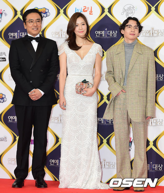 Thảm đỏ KBS Entertainment Awards: Tiffany trở lại rạng rỡ, dàn sao nữ thi nhau khoe vẻ gợi cảm - Ảnh 15.