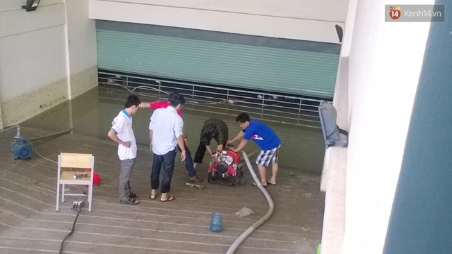 Thay nhớt, rửa miễn phí hàng trăm xe máy bị ngập nước cho các sinh viên ĐH Quốc gia TP. HCM - Ảnh 1.