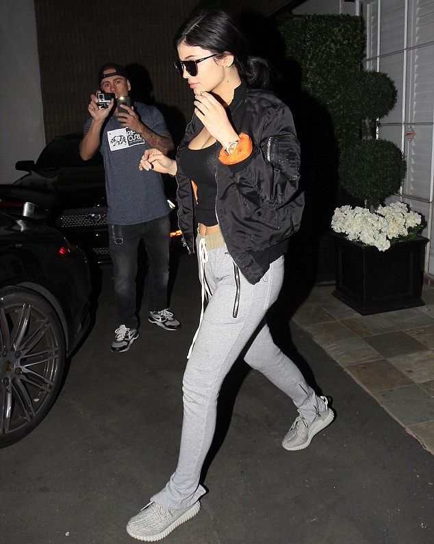 Số lượng gi&agrave;y sneaker của Kylie Jenner sẽ l&agrave;m bạn thấy x&oacute;t xa ngay cho bản th&acirc;n! - Ảnh 11.