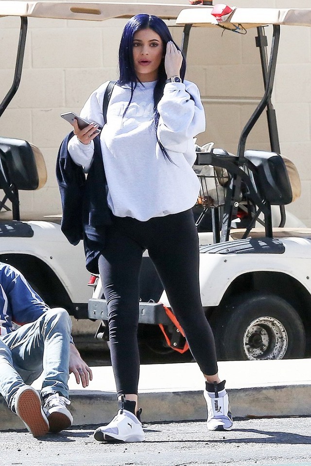 Số lượng gi&agrave;y sneaker của Kylie Jenner sẽ l&agrave;m bạn thấy x&oacute;t xa ngay cho bản th&acirc;n! - Ảnh 8.