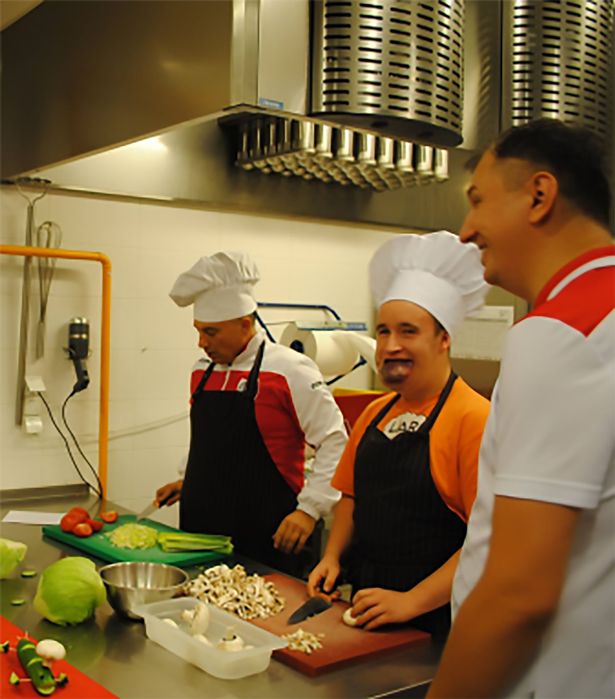 Chàng trai không thể thở nổi vì lưỡi to bằng quả bóng - Ảnh 2.