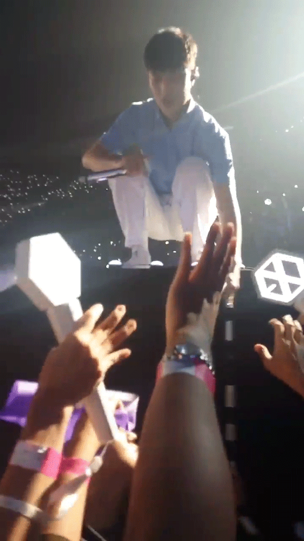 H&agrave;nh động n&agrave;y của Lay (EXO) với fan đang khiến d&acirc;n t&igrave;nh khen nức nở - Ảnh 2.