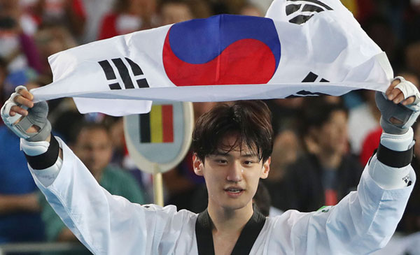 Võ sĩ hot boy Hàn Quốc ngượng ngùng khi bị fan nữ nước chủ nhà ôm vai bá cổ - Ảnh 5.